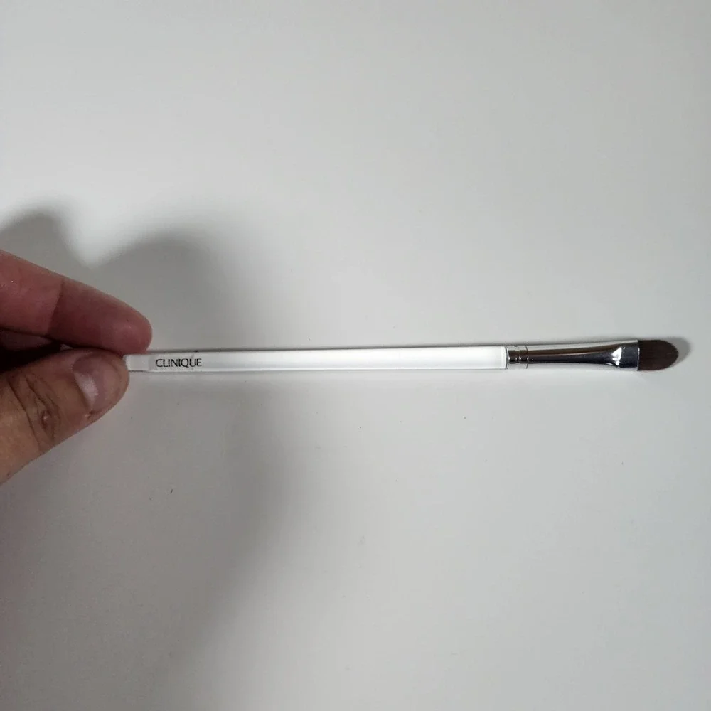 Clinique Concealer Makeup Brush - Precision Application & Blending Tool